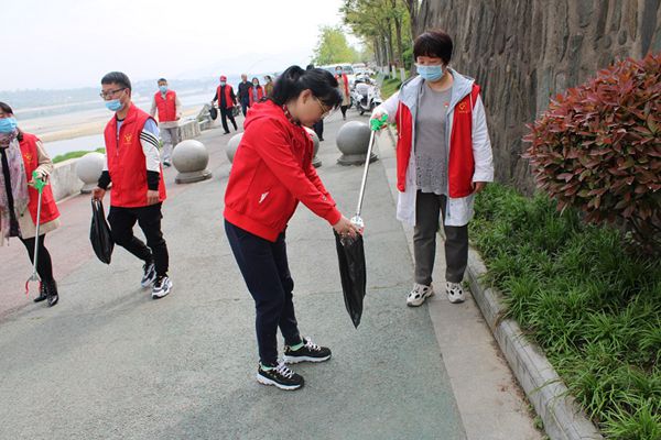 第一地質(zhì)隊(duì)機(jī)關(guān)黨支部開展“珍惜水資源,愛護(hù)漢江河”.jpg